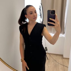 Laura - VB lash room