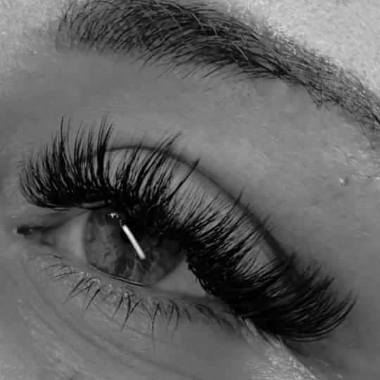 ALLEIA lash&brow room #zagreb Nadogradnja trepavica Ugradnja volumenskih trepavica Nadogradnja trepa