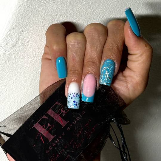 Femme Fatale #zagreb Nadogradnja noktiju Ugradnja noktiju - L dužina