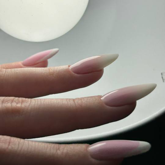 Glow Differently #zagreb Nadogradnja noktiju Ugradnja noktiju - M dužina