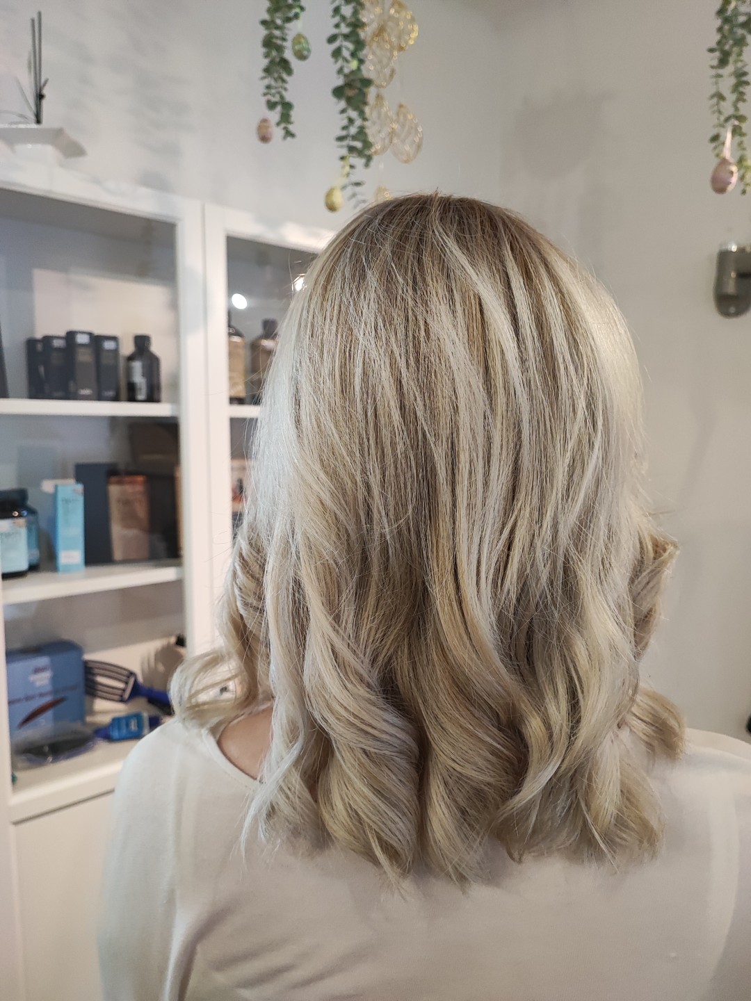 Glow Differently #zagreb Pramenovi Žensko šišanje + klasični pramenovi - kosa srednje dužine