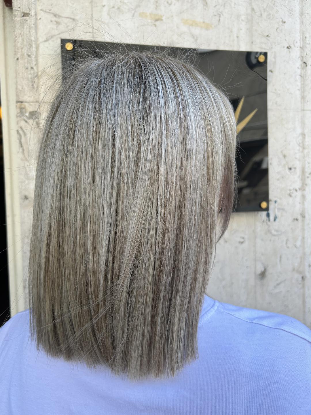 Frizerski salon M #zagreb Pramenovi Pramenovi na foliju + preljev + žensko šišanje + feniranje na ravno - poluduga kosa