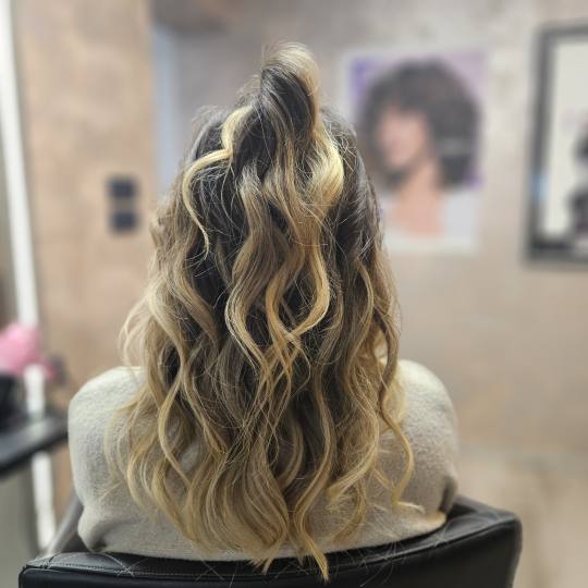 Mary 2M #zagreb Svečane i frizure za svadbu Svečana frizura - duga kosa Neizostavni valovi podigli