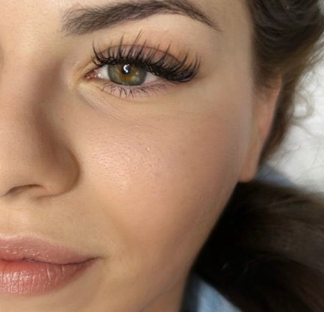 Ugradnja volumenskih trepavica - Glow Differently, Zagreb Nadogradnja trepavica Lice Nadogradnja trepavica, Zagreb, Donji grad - Centar