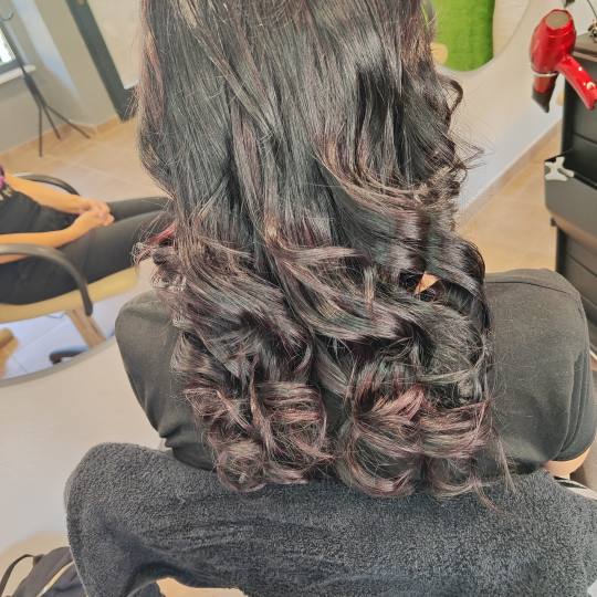 Fix Me #prelog Bojanje kose Bojanje cijele dužine - duga kosa Na crnoj kosi napravili smo suptilne 