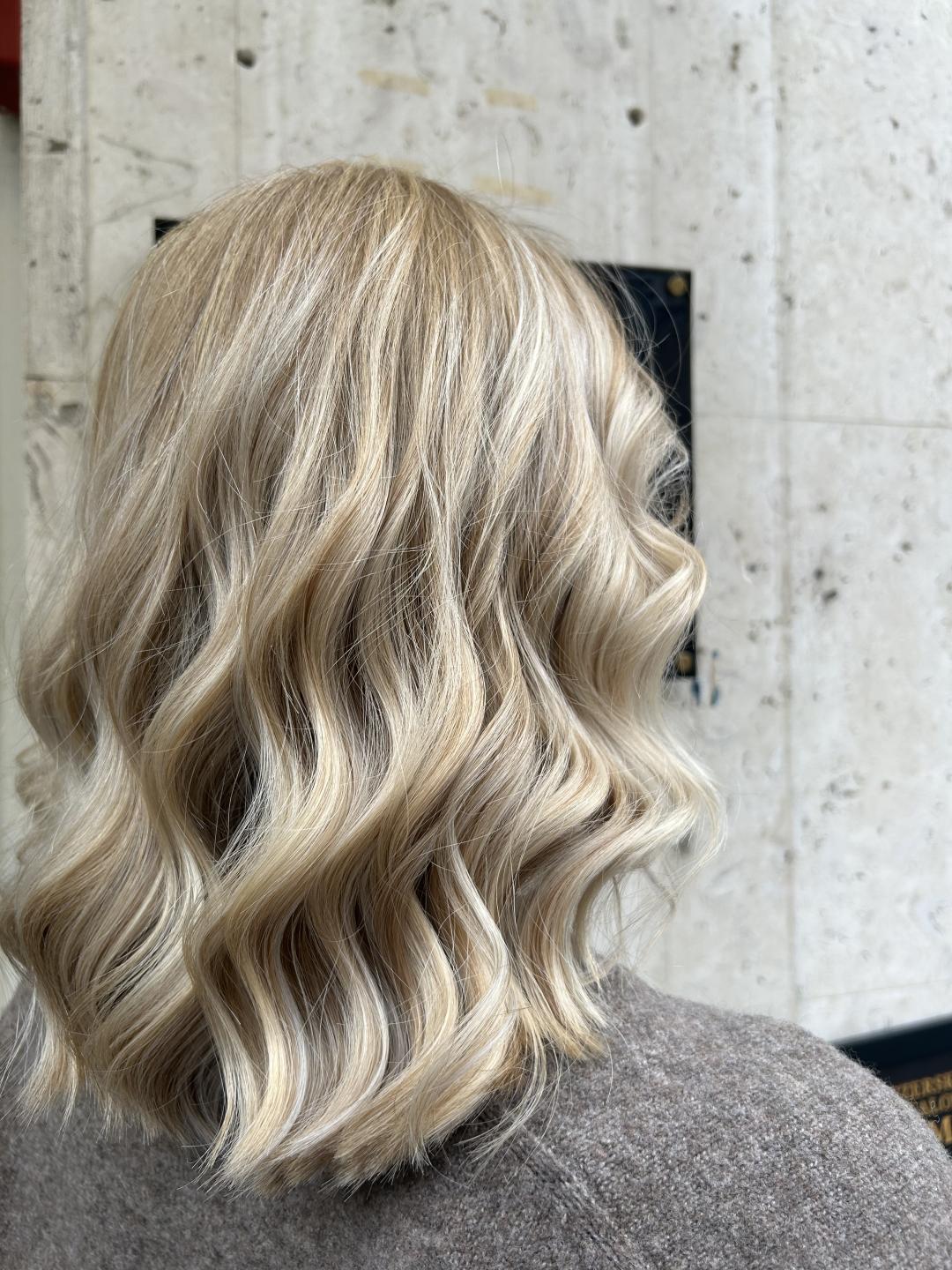 Pramenovi na foliju + preljev + žensko šišanje + feniranje na valove - poluduga kosa - Frizerski salon M, Zagreb Pramenovi Frizerski saloni Pramenovi, Zagreb, Trešnjevka – sjever