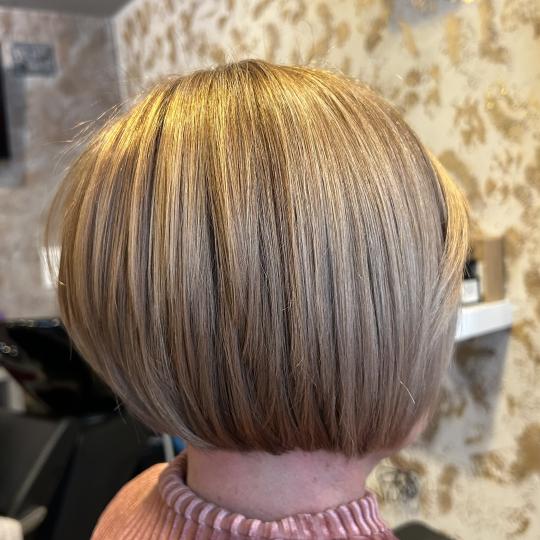 Frizerski salon M #zagreb Žensko šišanje Pranje kose + žensko šišanje + feniranje na ravno - p