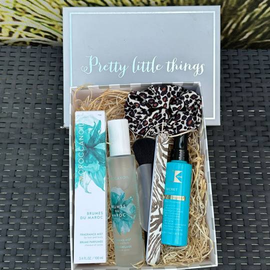 Hairlookboutique #zagreb SPA Spa Box SPA BOX 
SADRŽI:
1. Moroccanoil mirisna vodica za kosu i tij