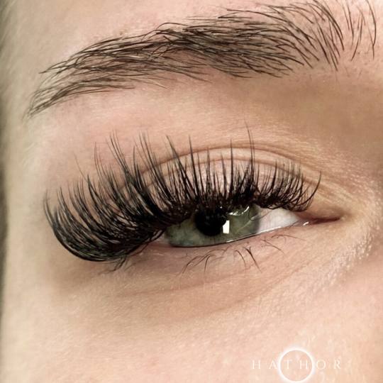 Hathor beauty room #zagreb Nadogradnja trepavica Ugradnja volumenskih trepavica - lagani volumen Spi