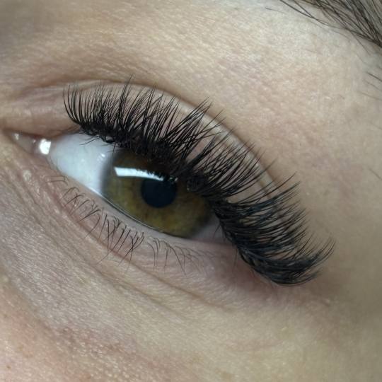 Sis Beauty Room #zagreb Nadogradnja trepavica Ugradnja volumenskih trepavica