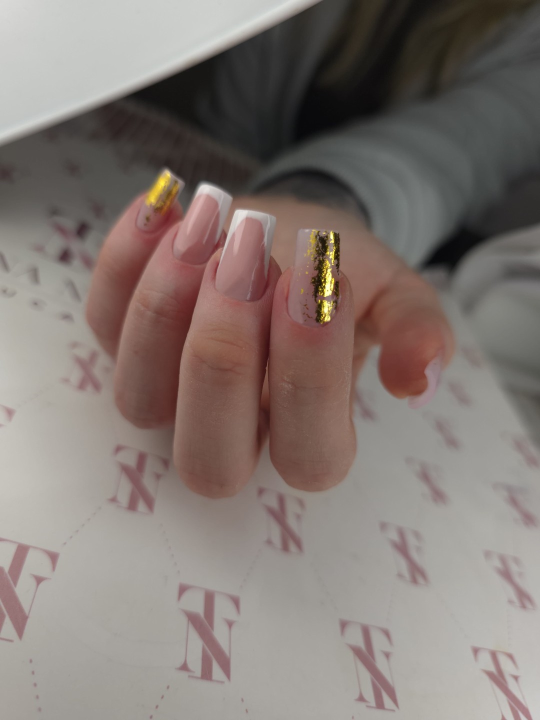 Ugradnja noktiju gelom - M dužina - Empire Nails, Zagreb Nadogradnja noktiju Nokti Nadogradnja noktiju, Zagreb, Donji grad - Centar