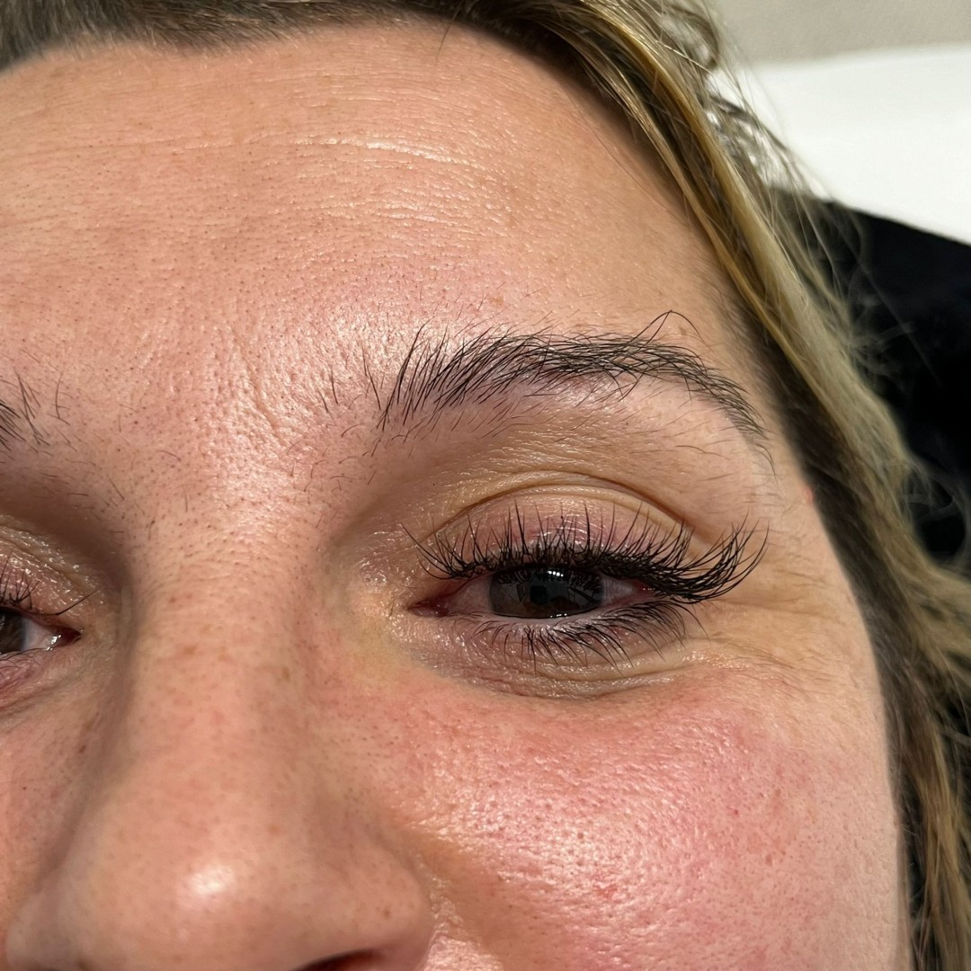 Ugradnja klasičnih trepavica - Glow Differently, Zagreb Nadogradnja trepavica Lice Nadogradnja trepavica, Zagreb, Donji grad - Centar