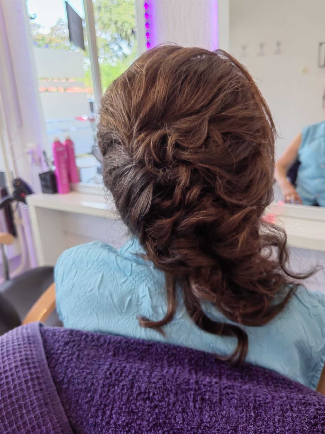 Wikleraj & Frajeraj #zagreb Svečane i frizure za svadbu Svečana frizura poludignuta kosa - poluduga kosa