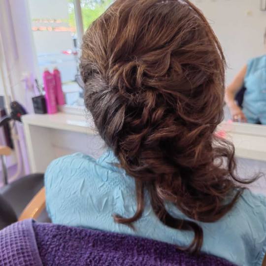 Wikleraj & Frajeraj #zagreb Svečane i frizure za svadbu Svečana frizura poludignuta kosa - poludug