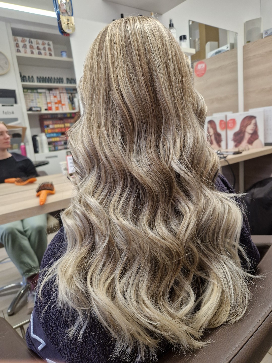 Dvobojni pramenovi na foliju cijele glave - ekstra duga kosa - Frizerski salon W, Zagreb Pramenovi Frizerski saloni Pramenovi, Zagreb, Trešnjevka – sjever