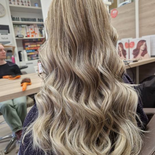 Frizerski salon W #zagreb Pramenovi Dvobojni pramenovi na foliju cijele glave - ekstra duga kosa