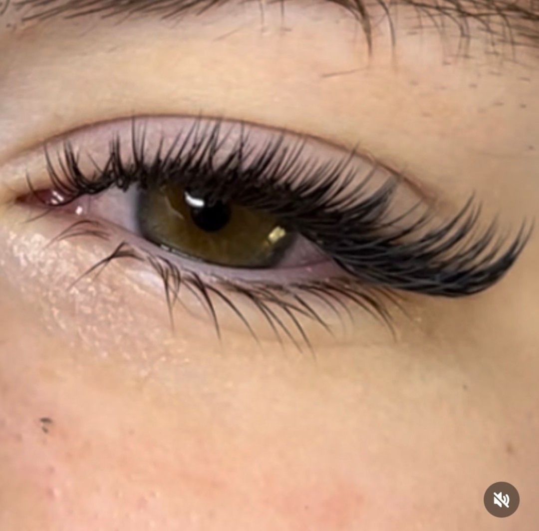 Ugradnja volumenskih trepavica - Glow Differently, Zagreb Nadogradnja trepavica Lice Nadogradnja trepavica, Zagreb, Donji grad - Centar