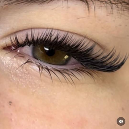 Glow Differently #zagreb Nadogradnja trepavica Ugradnja volumenskih trepavica