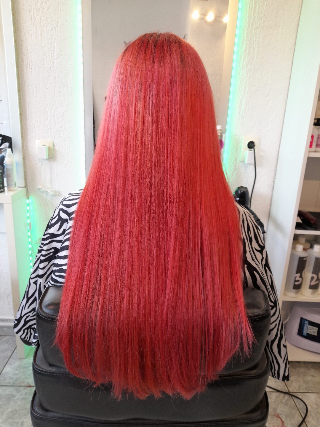 Bojanje cijele dužine trajnom bojom - jako duga kosa - Wikleraj & Frajeraj, Zagreb Bojanje kose Frizerski saloni Bojanje kose, Zagreb, Trešnjevka – jug