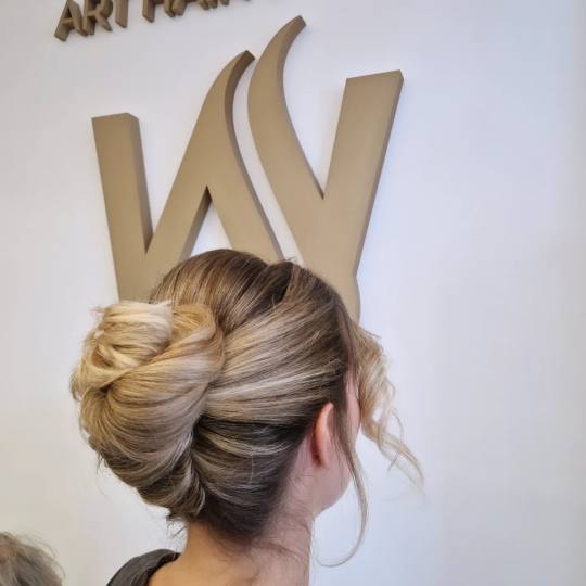 Frizerski salon W #zagreb Svečane i frizure za svadbu Svečana frizura - ekstra duga kosa