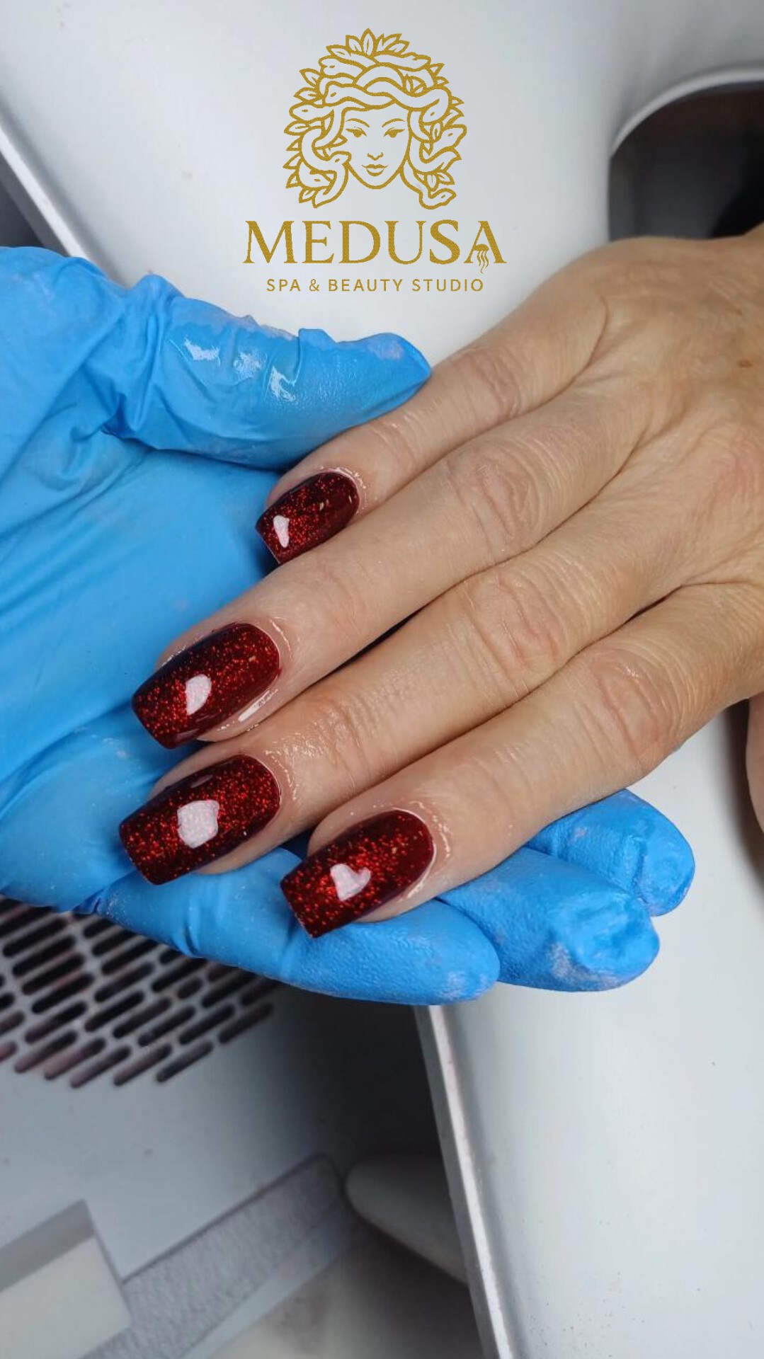 Nadopuna noktiju - M dužina - Medusa, Osijek Izlivanje noktiju Nokti Izlivanje noktiju, Osijek, Centar