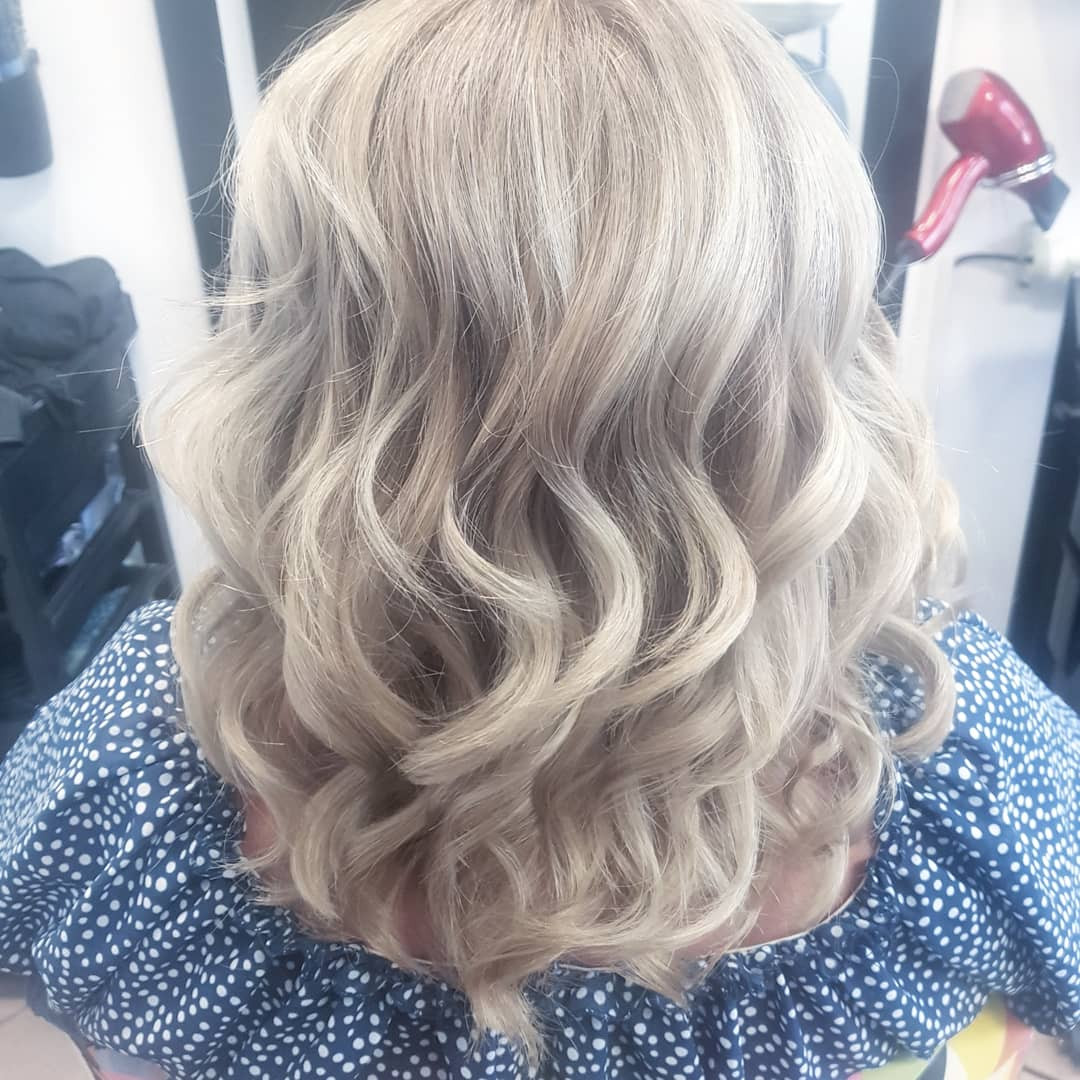 Griva stil #zagreb Feniranje i stiliziranje Valovi na četku - kosa srednje dužine