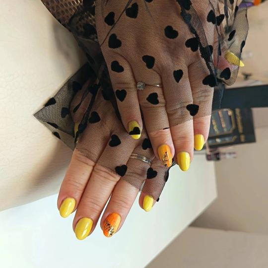 Alum beauty studio #rijeka Manikura Comby manikura + trajni lak Comby manikura je tip obrade nokti�