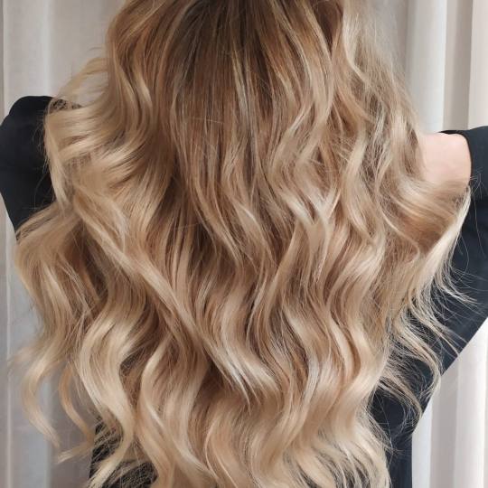 Hairlookboutique #zagreb Feniranje i stiliziranje Valovi - duga kosa Valovi-duga kosa.
Je tretman u