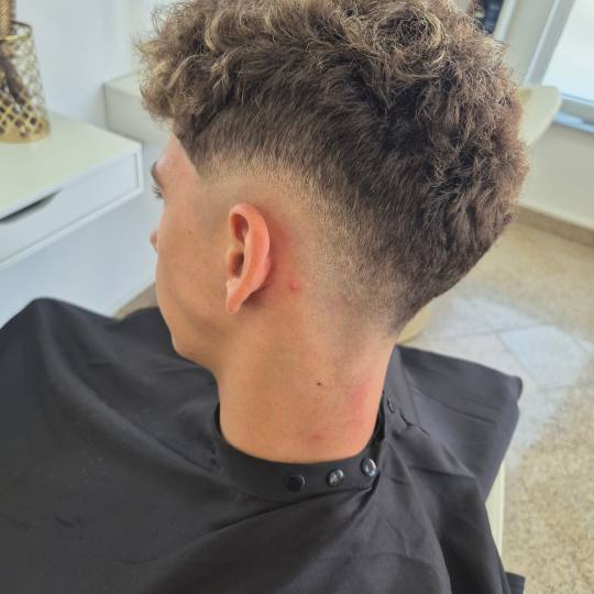 Beauty Box Studio #osijek Muško šišanje Muško stilističko šišanje - fade / buzz Muški frizer