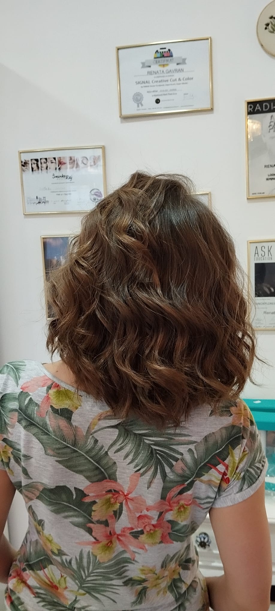 Hairlookboutique #zagreb Bojanje kose Pranje kose + sušenje + fen frizura + žensko šišanje + preljev - poluduga kosa