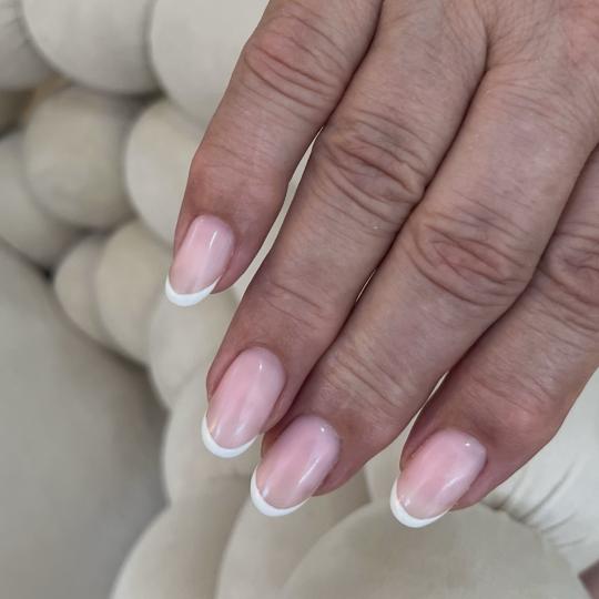 Mia’s Beautique #zagreb Gel lak Comby manikura i gradivni trajni lak -ruke