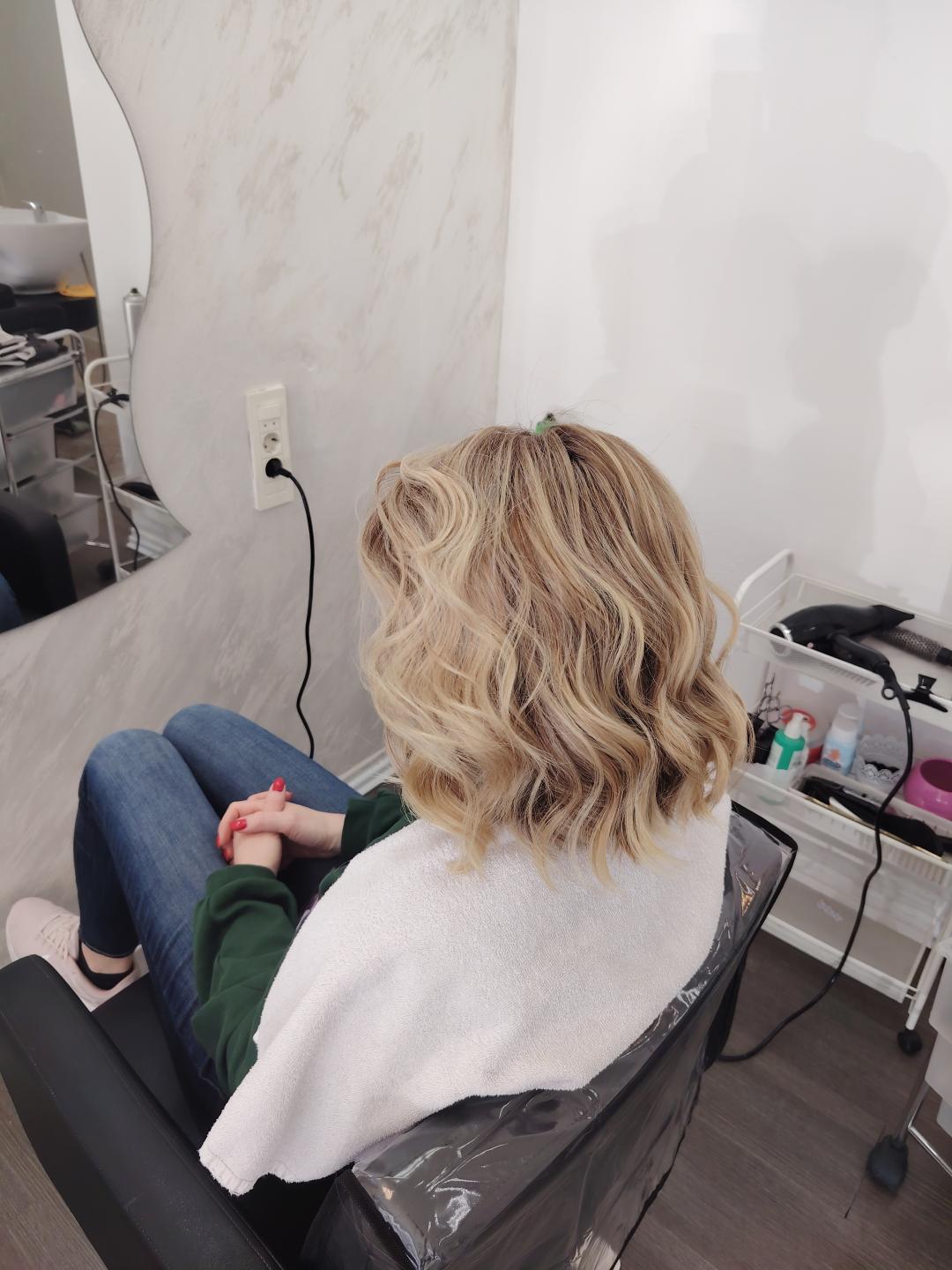 Valovi na četku - poluduga kosa - Cool Hair, Zagreb Feniranje i stiliziranje Frizerski saloni Feniranje i stiliziranje, Zagreb, Gornja Dubrava