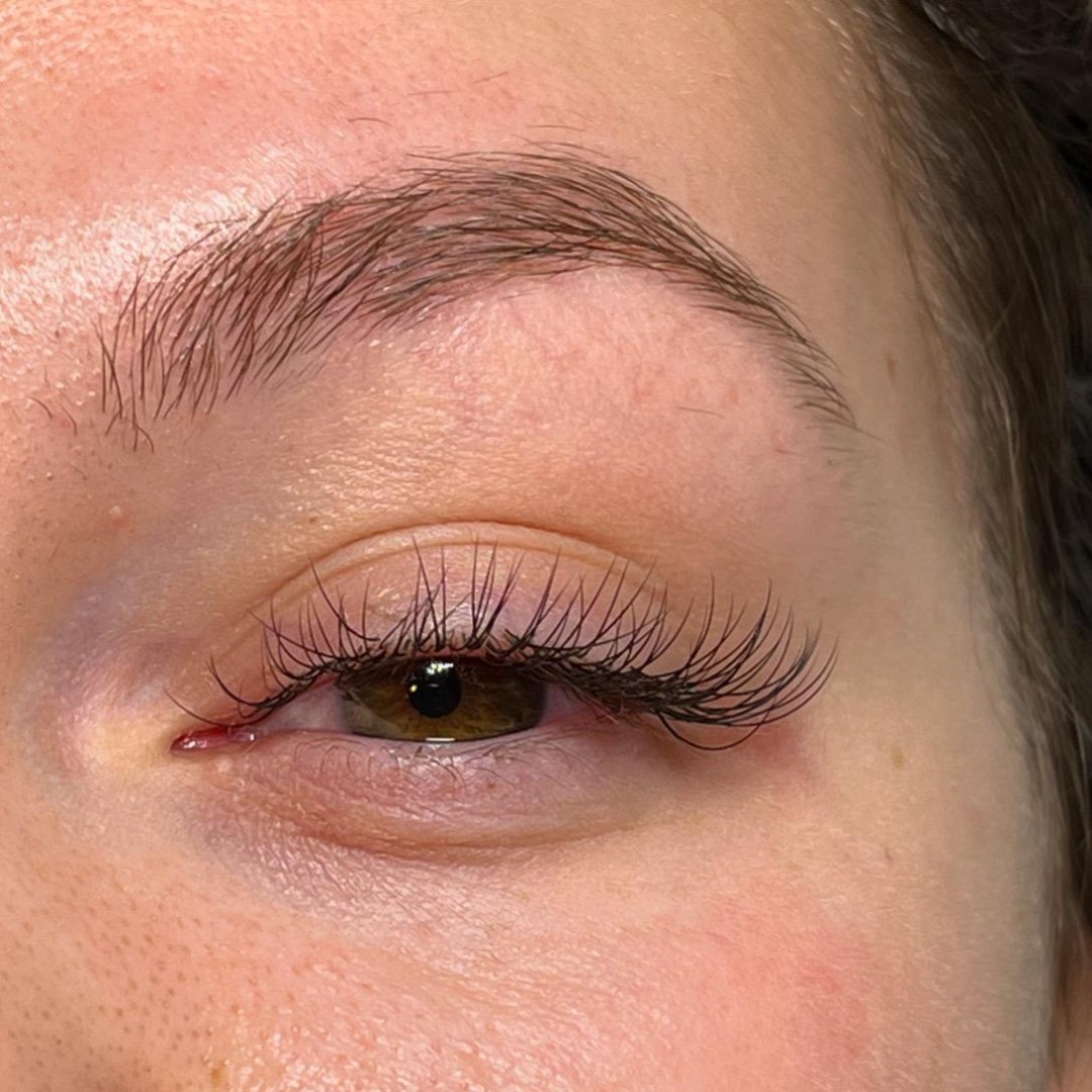 Ugradnja klasičnih trepavica - Glow Differently, Zagreb Nadogradnja trepavica Lice Nadogradnja trepavica, Zagreb, Donji grad - Centar