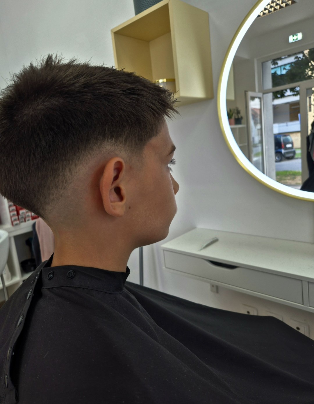 Beauty Box Studio #osijek Muško šišanje Muško stilističko šišanje - fade / buzz