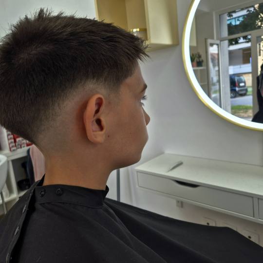 Beauty Box Studio #osijek Muško šišanje Muško stilističko šišanje - fade / buzz Muški frizer