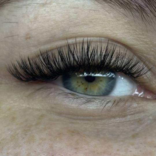 Sis Beauty Room #zagreb Nadogradnja trepavica Ugradnja volumenskih trepavica