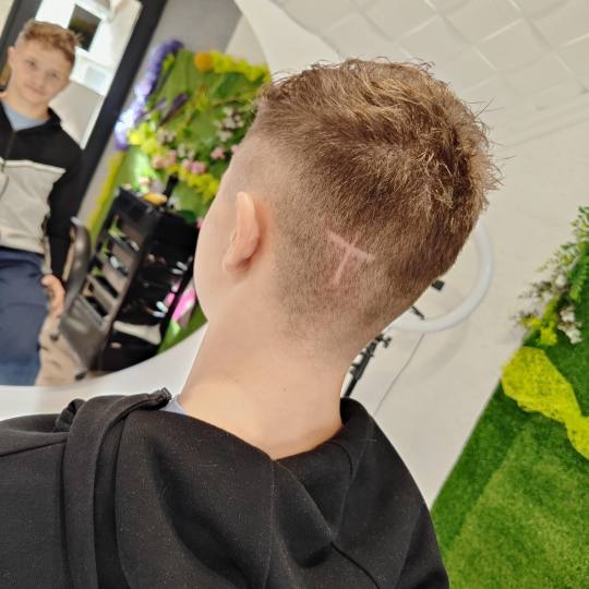 Fix Me #prelog Muško šišanje Muško šišanje Moderno muško šišanje sa decentnom tetovažom na