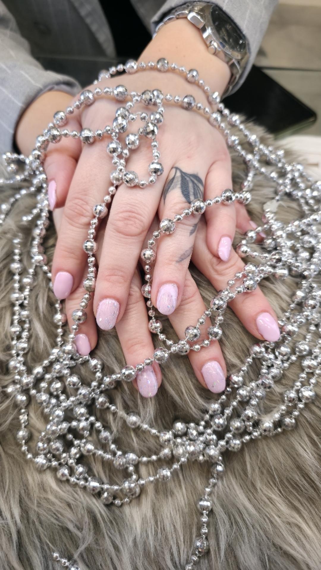 Aura - Zagreb #zagreb Manikura Manikura + trajni lak + parafinska kupka