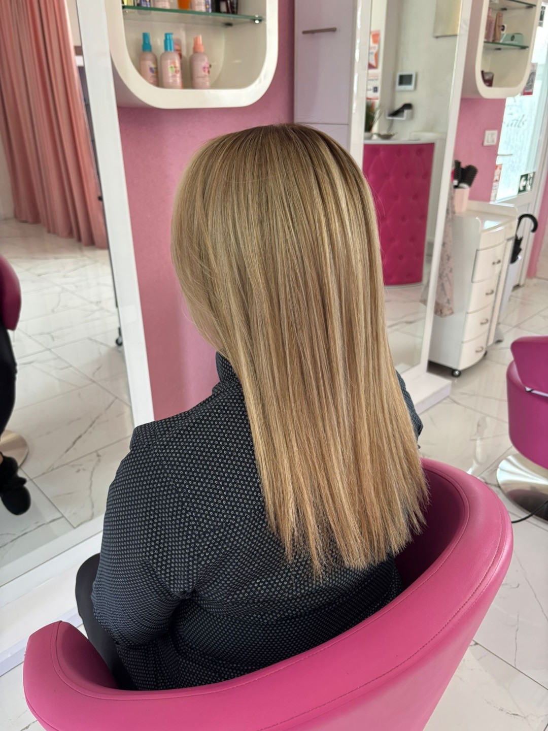 Beauty Studio Amina #zagreb Bojanje kose Površinski pramenovi + bojanje izrasta + fen frizura - poluduga kosa