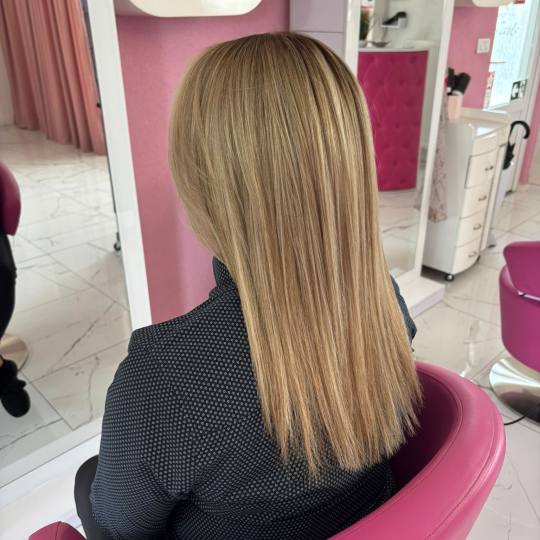 Beauty Studio Amina #zagreb Bojanje kose Površinski pramenovi + bojanje izrasta + fen frizura - pol