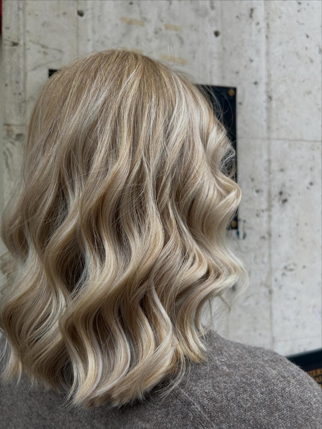 Pramenovi na foliju + preljev + feniranje na valove - poluduga kosa - Frizerski salon M, Zagreb Pramenovi Frizerski saloni Pramenovi, Zagreb, Trešnjevka – sjever