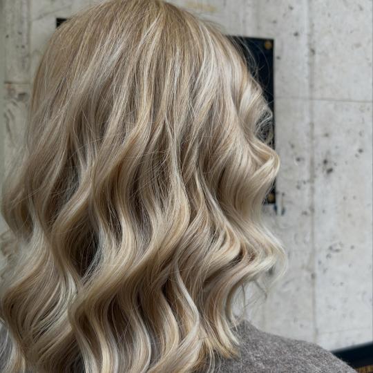 Frizerski salon M #zagreb Pramenovi Pramenovi na foliju + preljev + feniranje na valove - poluduga k