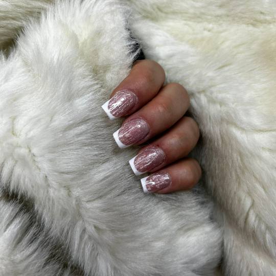 Glow Differently #zagreb Nadogradnja noktiju Ugradnja noktiju - L dužina