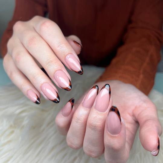 Beauty Centar Miss #zagreb Izlivanje noktiju Izlivanje noktiju gelom - M dužina Gel M + nail art