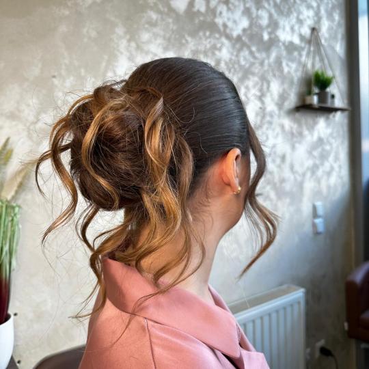 Style - Dankovečka 8 #zagreb Svečane i frizure za svadbu Svečana frizura - valovi+složena punđa