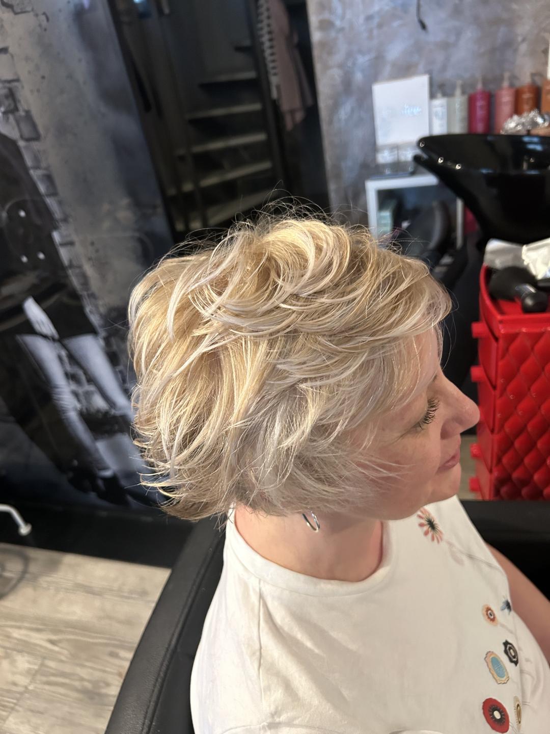 Pramenovi na foliju + preljev + žensko šišanje + feniranje na četke - kratka kosa - Frizerski salon M, Zagreb Pramenovi Frizerski saloni Pramenovi, Zagreb, Trešnjevka – sjever