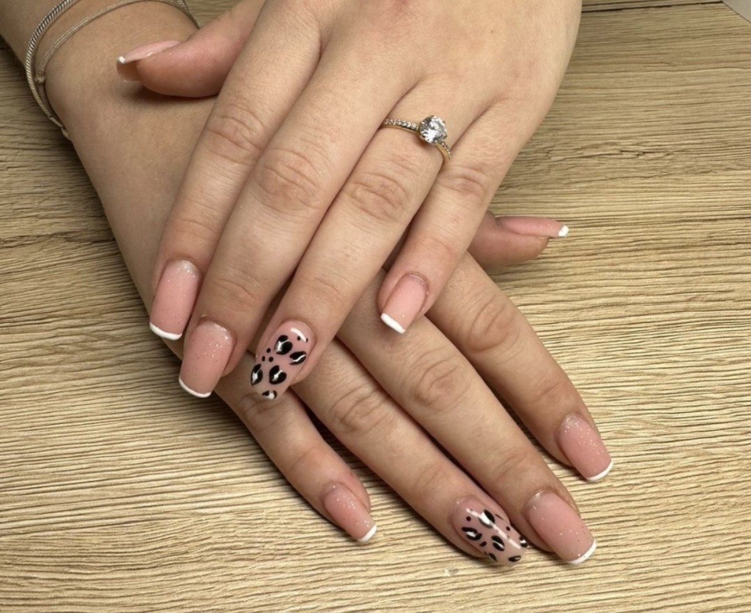 Beauty studio L #zagreb Nadogradnja noktiju Ugradnja noktiju dužina S/M