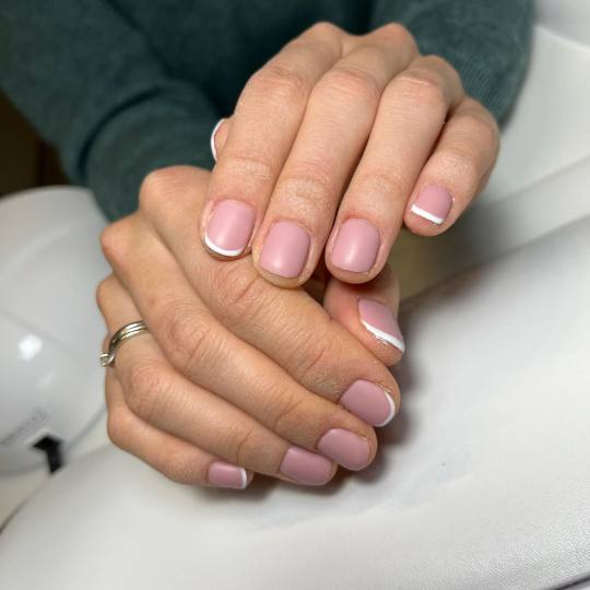 Glow Differently #zagreb Manikura Manikura + trajni lak Jedan Matt polu 🫣😊 french 🥰😍😍