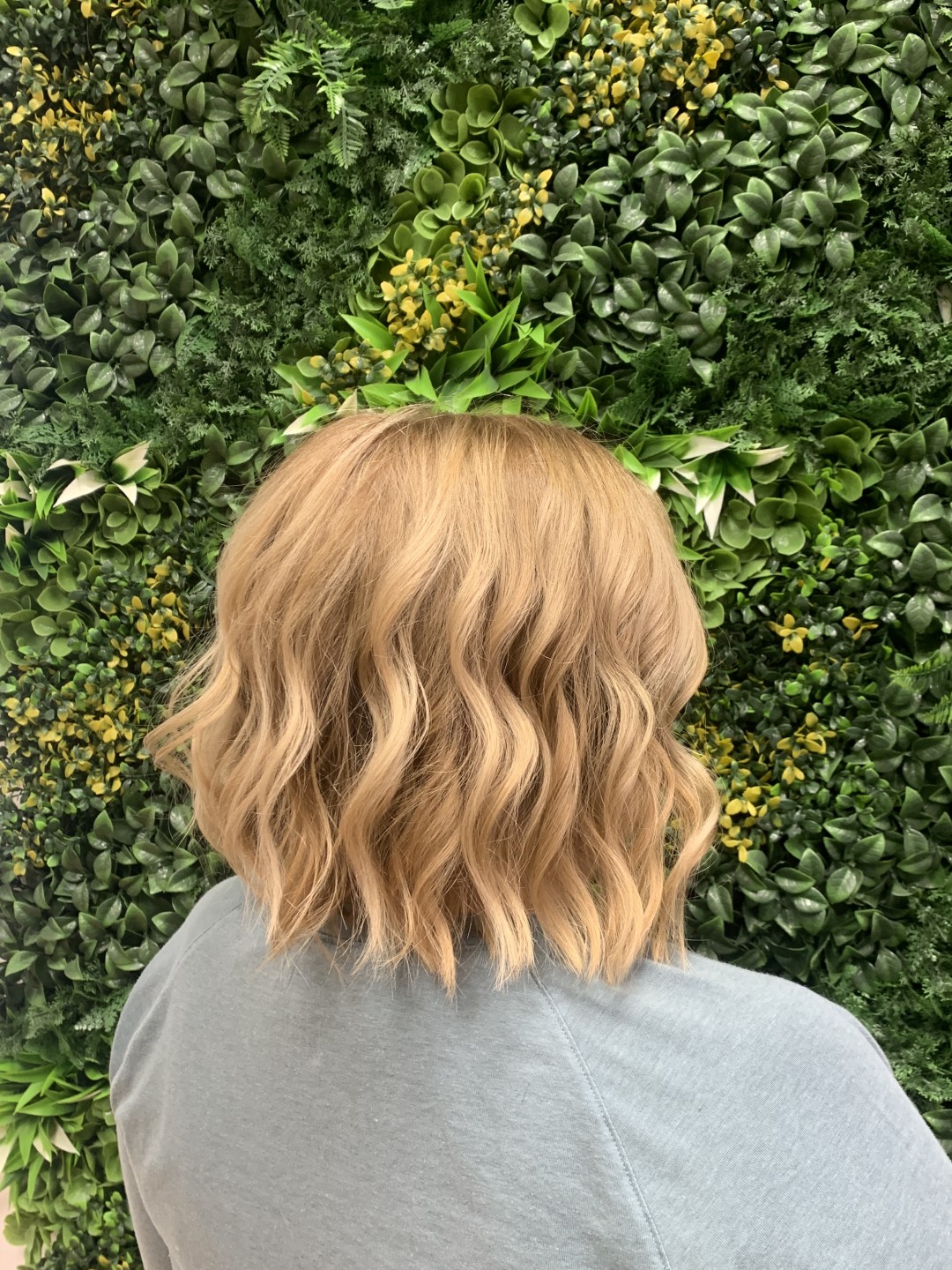 La voûte lumière #zagreb Bojanje kose Bojanje izrasta i frizura- kosa srednje dužine