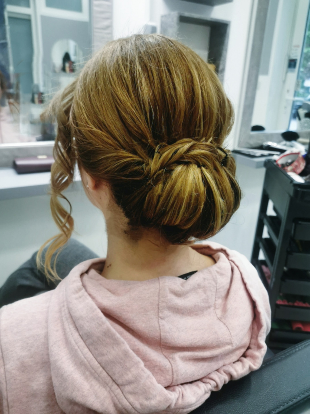 Svečana frizura - kosa srednje dužine - Silvija, Zagreb Svečane i frizure za svadbu Frizerski saloni Svečane i frizure za svadbu, Zagreb, Črnomerec